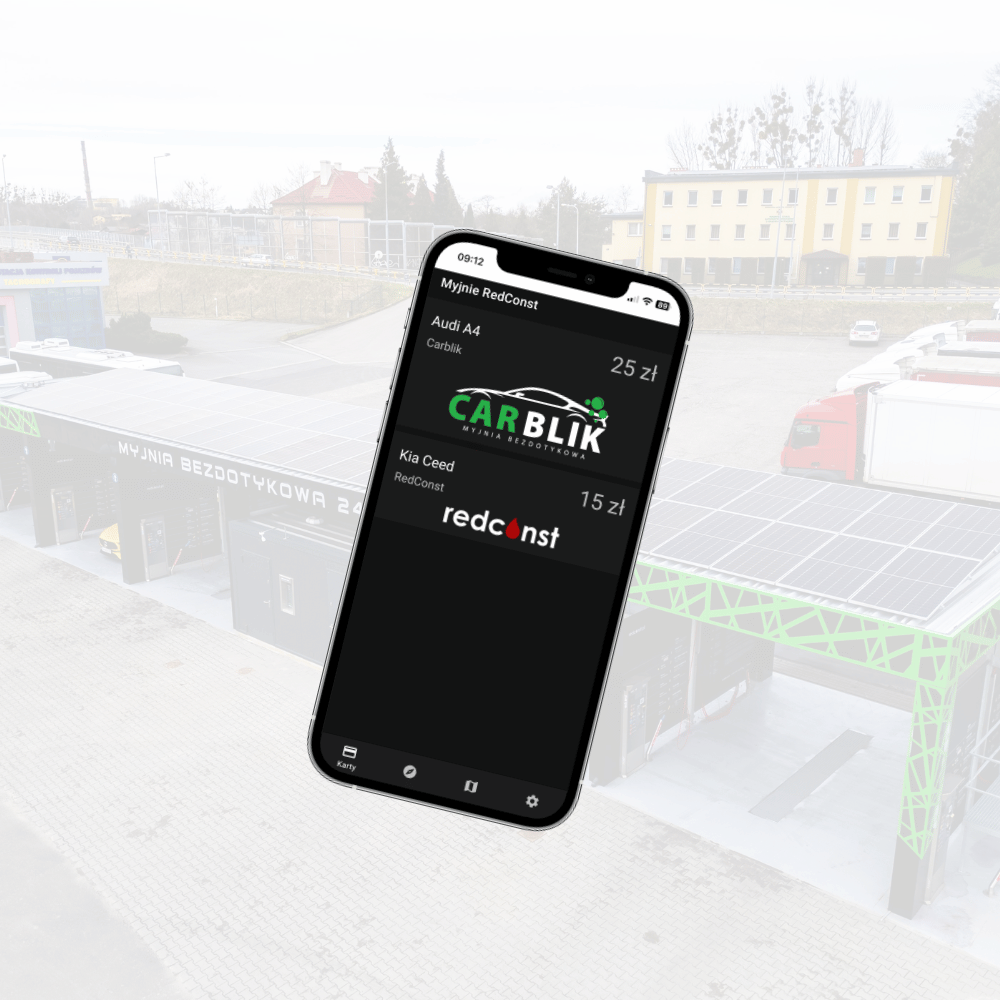 Ekran telefonu z aplikacją do myjni bezdotykowej, pokazujący ceny mycia dla modeli Audi A4 i Kia Ceed. W tle widoczna myjnia bezdotykowa z panelami słonecznymi, oznaczona jako "Mysznia Bezdotykowa 24/7". Informacja o producentach myjni i cenach.